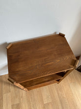 Charger l'image dans la galerie, Meuble d'appoint en bois brut