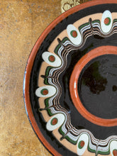 Charger l'image dans la galerie, Assiettes en poterie bulgare vintage