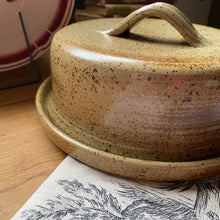 Charger l'image dans la galerie, Cloche à fromage en grès vintage