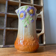 Charger l'image dans la galerie, Vase barbotine fleuri très ancien