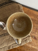 Charger l'image dans la galerie, Large tasse en grès moucheté