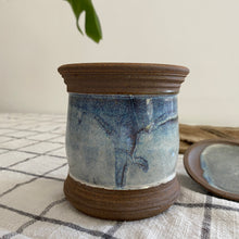 Charger l'image dans la galerie, Pot bleu en grès signé