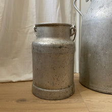 Charger l'image dans la galerie, Grands pots à lait anciens