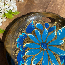 Charger l'image dans la galerie, Plateau hongrois en bois vintage