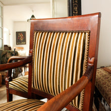 Charger l'image dans la galerie, Fauteuil ancien en velours et bois noble