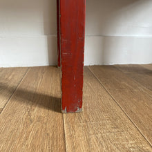 Charger l'image dans la galerie, Table d’appoint chinoise en bois