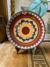 Charger l'image dans la galerie, Assiettes en poterie bulgare vintage