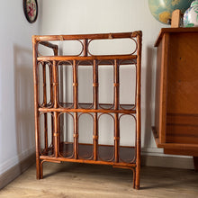 Charger l'image dans la galerie, Petite bibliothèque en rotin ancienne