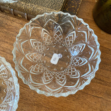 Charger l'image dans la galerie, Coupelles vintage en verre taillé