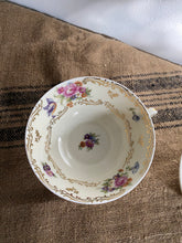 Charger l'image dans la galerie, Trio de tasses à thé en porcelaine de Limoges