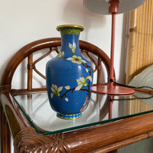 Charger l'image dans la galerie, Petit vase en laiton cloisonné