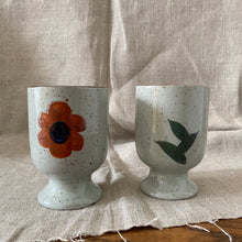 Charger l'image dans la galerie, Duo de larges mazagrans fleuris