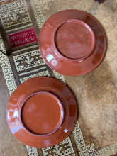 Charger l'image dans la galerie, Assiettes en poterie bulgare vintage
