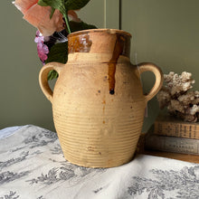 Charger l'image dans la galerie, Poterie ancienne à deux anses