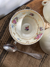 Charger l'image dans la galerie, Trio de tasses à thé en porcelaine de Limoges