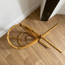 Charger l'image dans la galerie, Porte-revues en rotin vintage