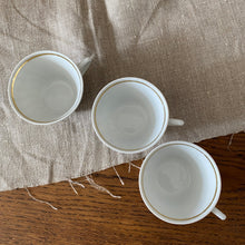 Charger l'image dans la galerie, Trio de tasses en porcelaine