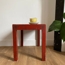 Charger l'image dans la galerie, Table d’appoint chinoise en bois
