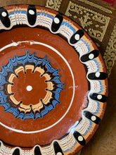 Charger l'image dans la galerie, Assiettes en poterie bulgare vintage