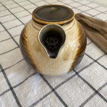 Charger l'image dans la galerie, Théière en grès signée