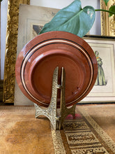 Charger l'image dans la galerie, Assiettes en poterie bulgare vintage