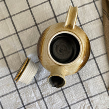 Charger l'image dans la galerie, Théière en grès signée