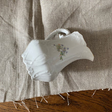 Charger l'image dans la galerie, Pot à lait en porcelaine ancien