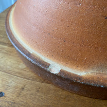 Charger l'image dans la galerie, Grand saladier artisanal en terre cuite vintage
