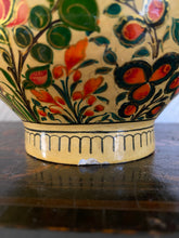 Charger l&#39;image dans la galerie, Vase fleuri en carton bouilli
