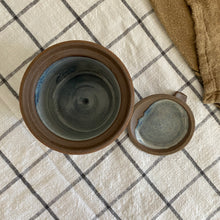 Charger l'image dans la galerie, Pot bleu en grès signé