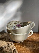 Charger l'image dans la galerie, Trio de tasses à thé en porcelaine de Limoges