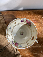 Charger l'image dans la galerie, Trio de tasses à thé en porcelaine de Limoges