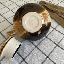 Charger l'image dans la galerie, Théière en grès signée