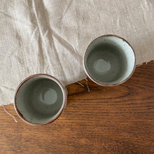 Charger l'image dans la galerie, Duo de larges mazagrans fleuris