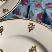 Charger l'image dans la galerie, Six assiettes à dessert en porcelaine de Limoges
