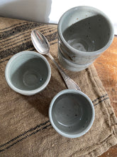 Charger l'image dans la galerie, Ensemble de petites tasses grises