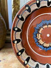Charger l'image dans la galerie, Assiettes en poterie bulgare vintage