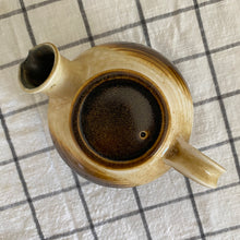 Charger l'image dans la galerie, Théière en grès signée