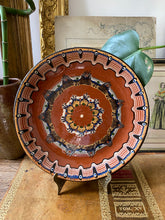 Charger l'image dans la galerie, Assiettes en poterie bulgare vintage