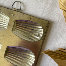 Charger l'image dans la galerie, Moule à madeleines en inox ancien