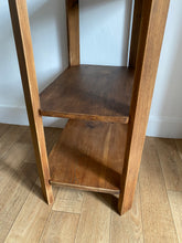 Charger l'image dans la galerie, Meuble d'appoint en bois brut