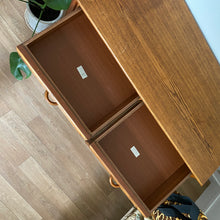 Charger l'image dans la galerie, Commode en rotin vintage