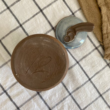 Charger l'image dans la galerie, Pot bleu en grès signé