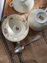 Charger l'image dans la galerie, Trio de tasses à thé en porcelaine de Limoges