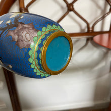 Charger l'image dans la galerie, Petit vase en laiton cloisonné