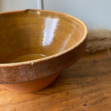 Charger l'image dans la galerie, Grand saladier artisanal en terre cuite vintage