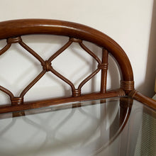 Charger l'image dans la galerie, Paire de chevets en rotin vintage