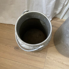 Charger l'image dans la galerie, Grands pots à lait anciens