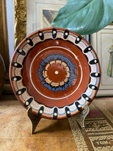 Charger l'image dans la galerie, Assiettes en poterie bulgare vintage
