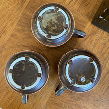 Charger l'image dans la galerie, Trio de larges tasses en grès